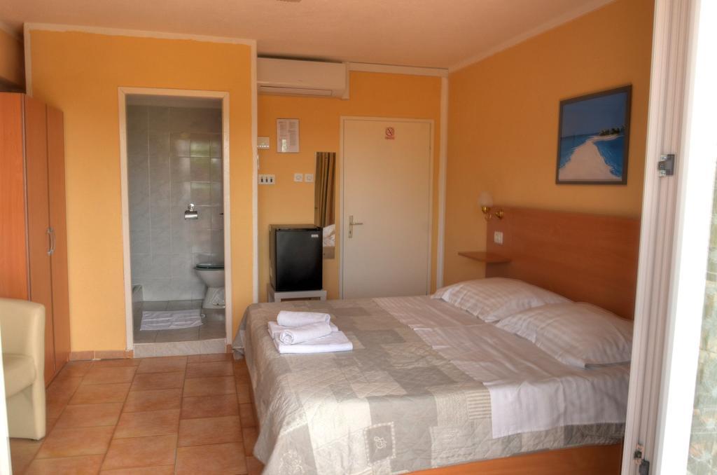 Pansion Begic Hotel Omiš Eksteriør billede