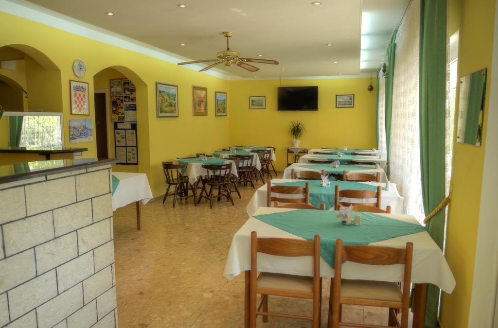Pansion Begic Hotel Omiš Eksteriør billede