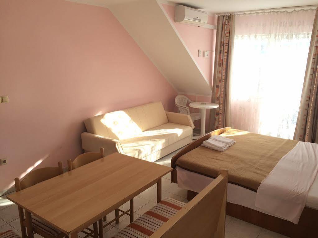 Pansion Begic Hotel Omiš Eksteriør billede