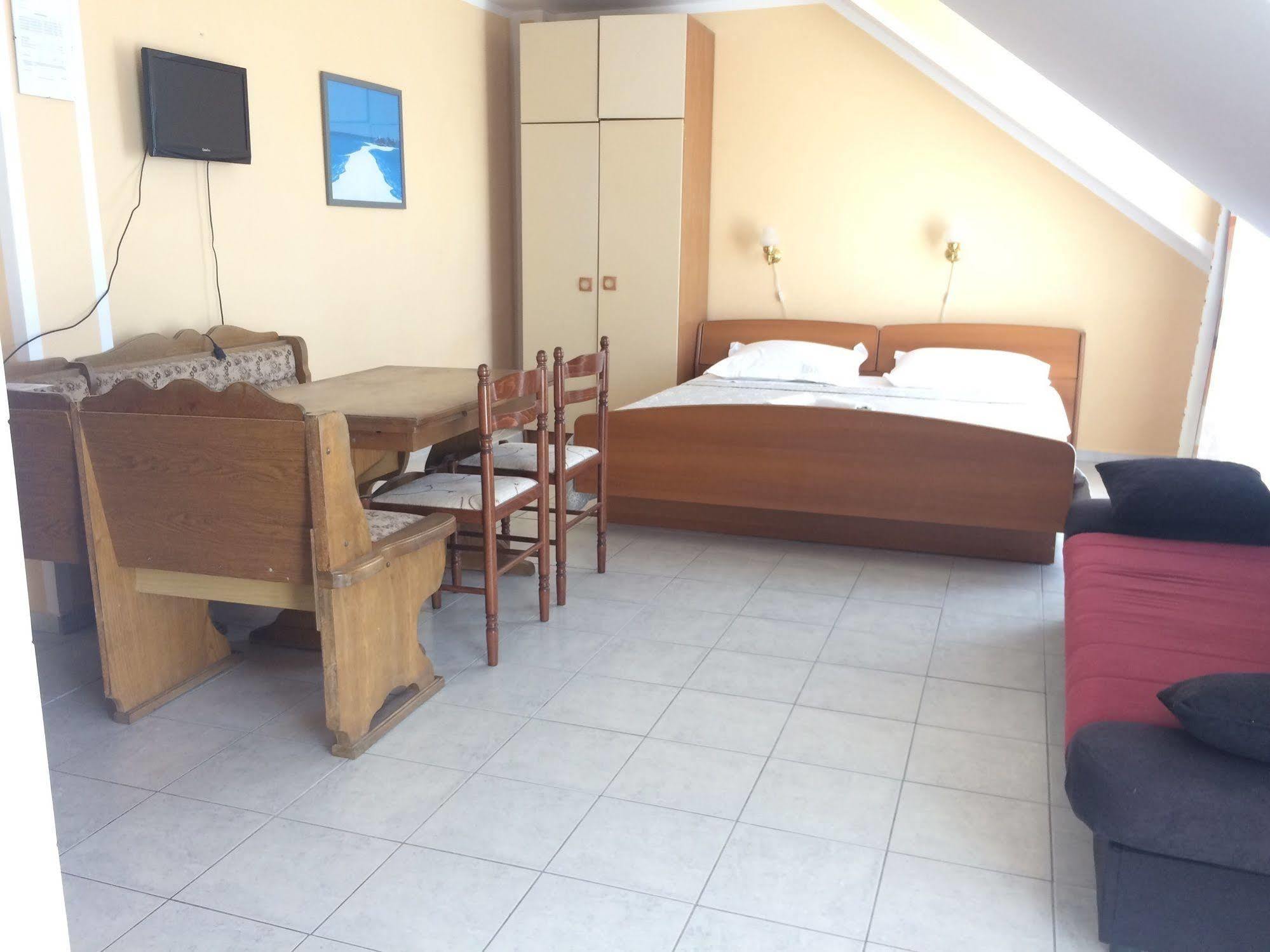 Pansion Begic Hotel Omiš Eksteriør billede