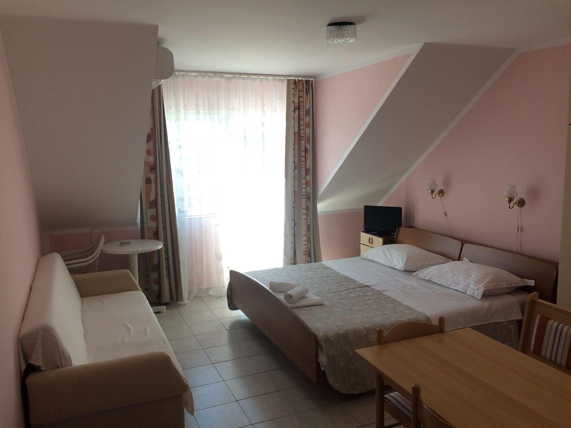 Pansion Begic Hotel Omiš Eksteriør billede