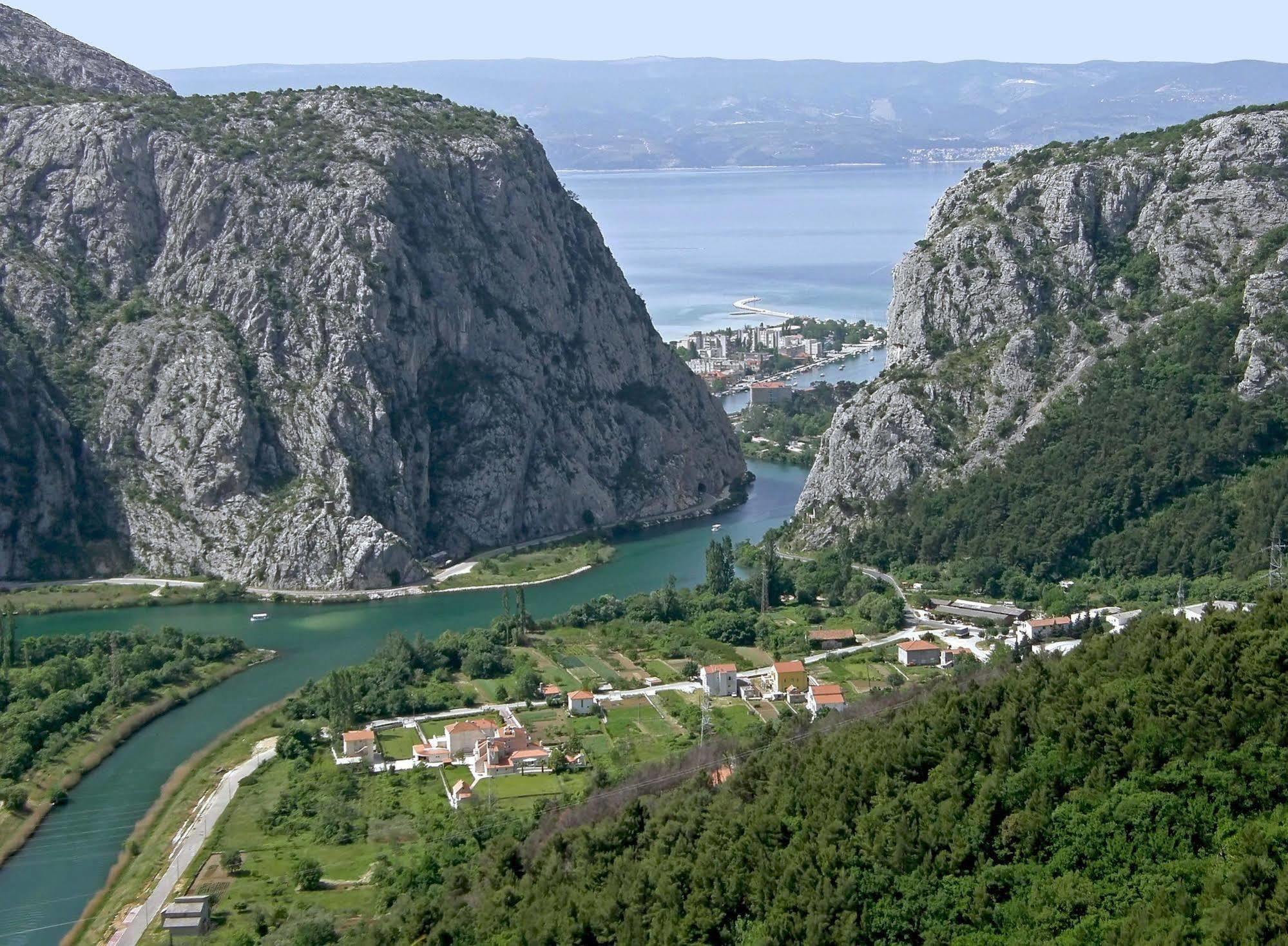 Pansion Begic Hotel Omiš Eksteriør billede