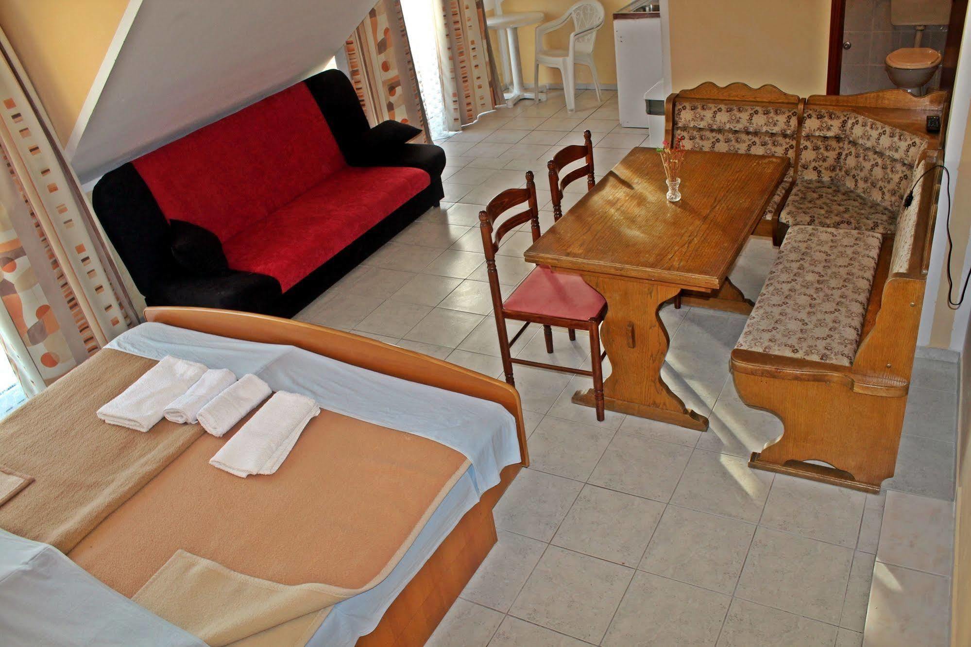 Pansion Begic Hotel Omiš Eksteriør billede