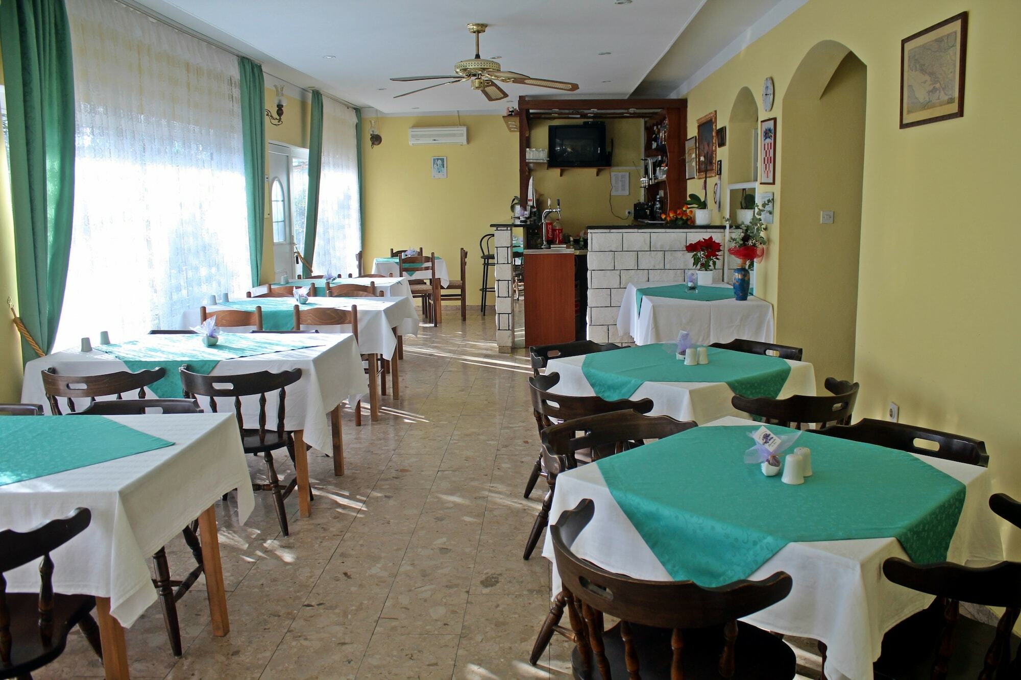 Pansion Begic Hotel Omiš Eksteriør billede